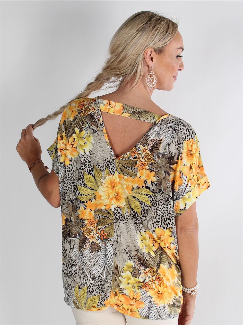 Elodie - Armygrøn t-shirt med lille V i ryggen